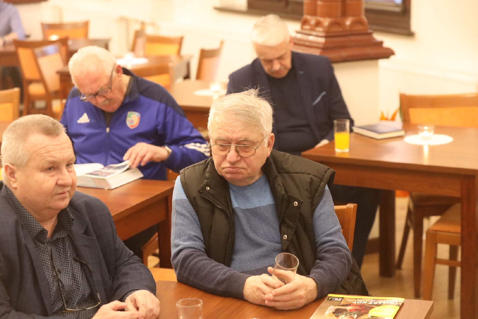 Autorzy monografii Miedzi Legnica na spotkaniu z czytelnikami