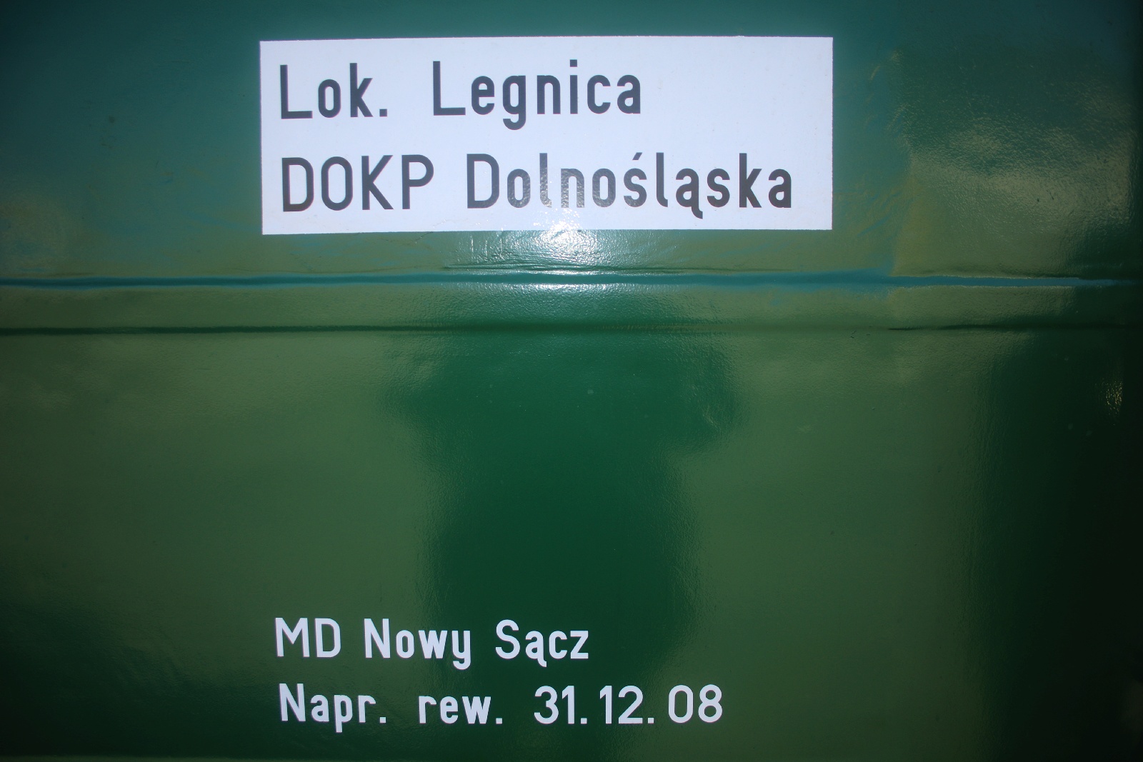 Odnowiona lokomotywa ET21-548 stanęła przy dworcu w Legnicy