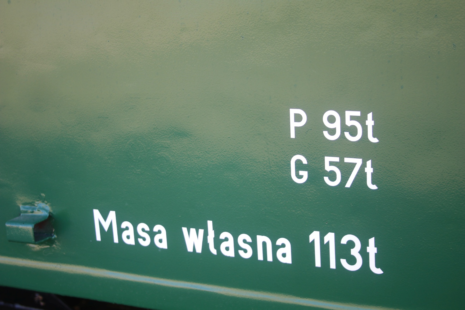 Odnowiona lokomotywa ET21-548 stanęła przy dworcu w Legnicy