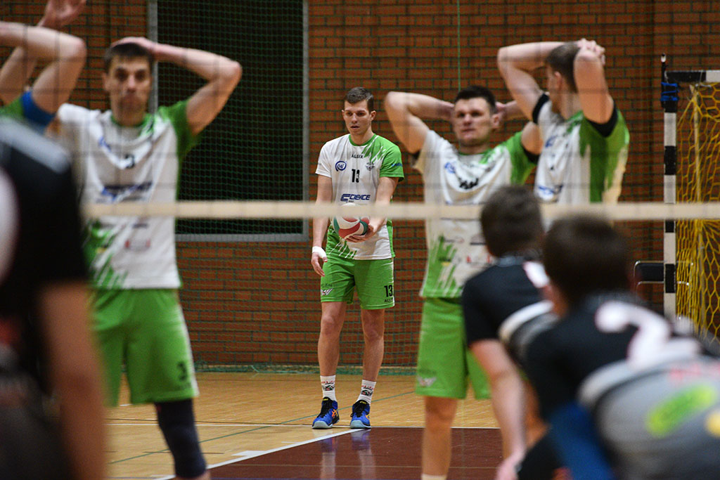 Trzy punkty lądują na koncie drużyny gości LKS Czarni Rząśnia