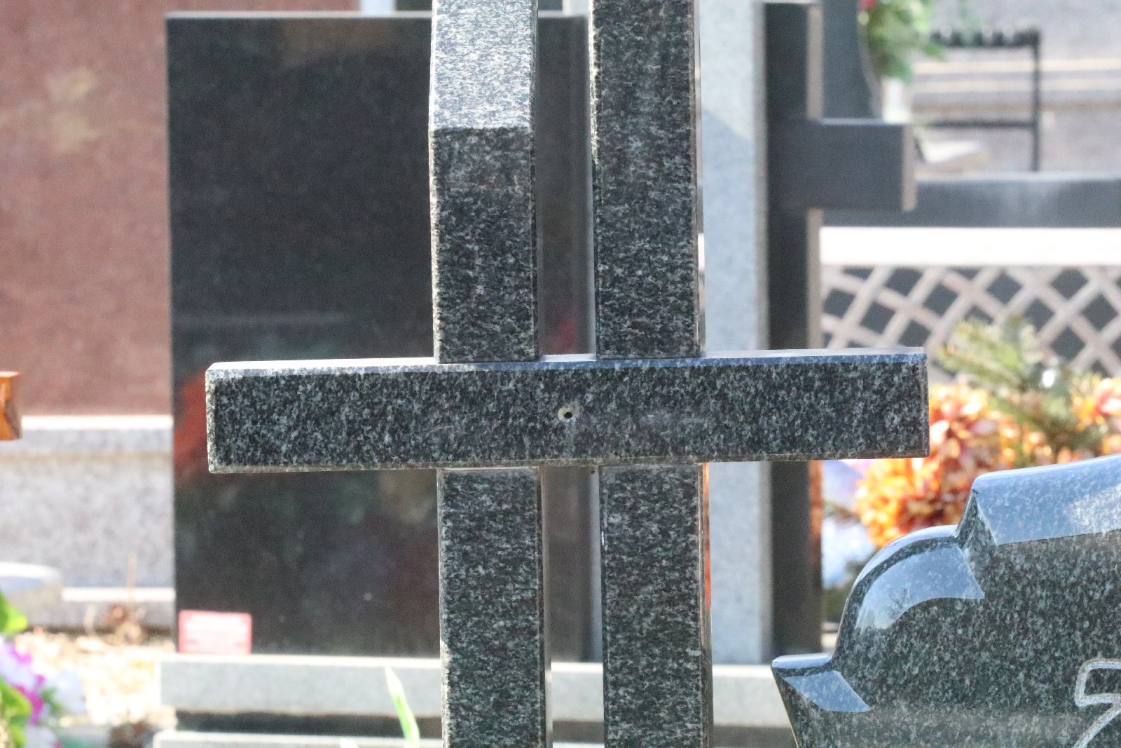 Ukradli krzyżyki i figurki z grobów na legnickim cmentarzu
