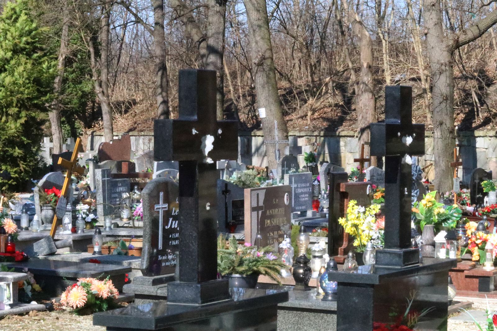Ukradli krzyżyki i figurki z grobów na legnickim cmentarzu