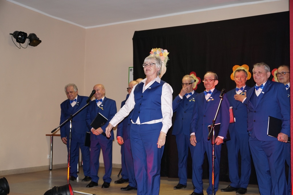 Dzień kobiet w Rosochatej. Wystąpił Chór Dnia Jednego
