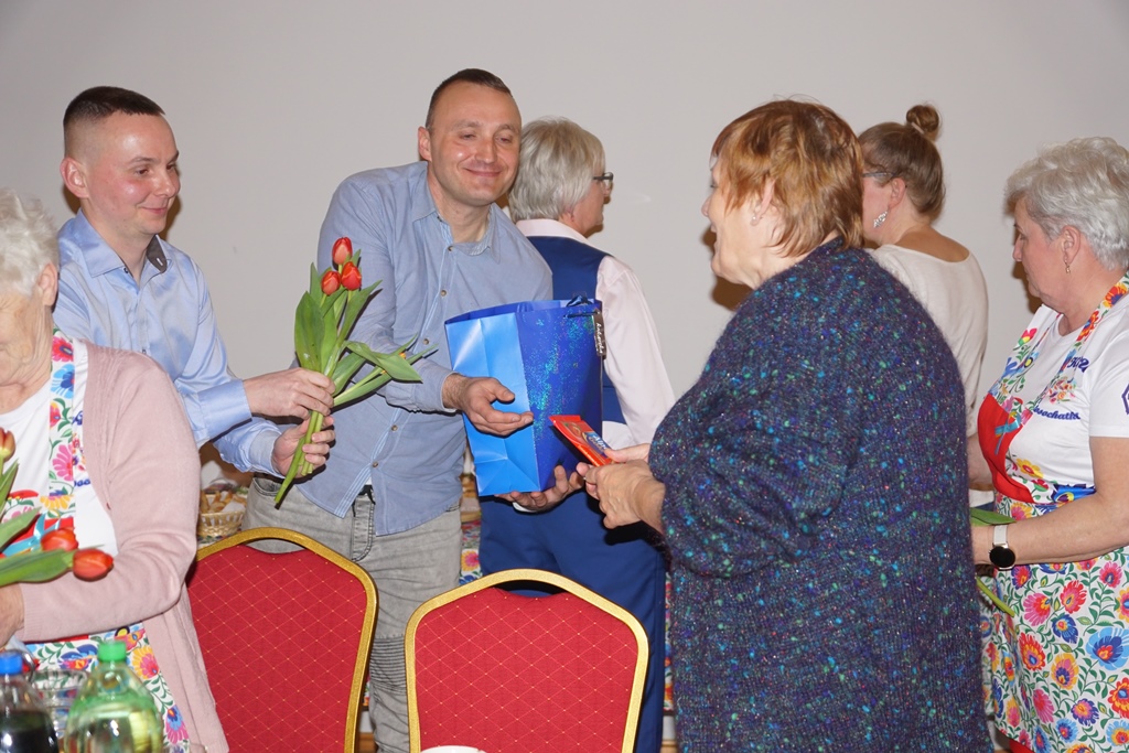 Dzień kobiet w Rosochatej. Wystąpił Chór Dnia Jednego
