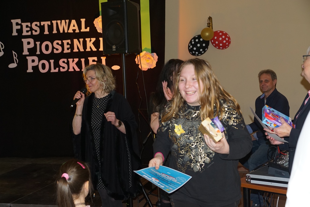 Utalentowana młodzież z gminy Kunice zaśpiewała polskie piosenki