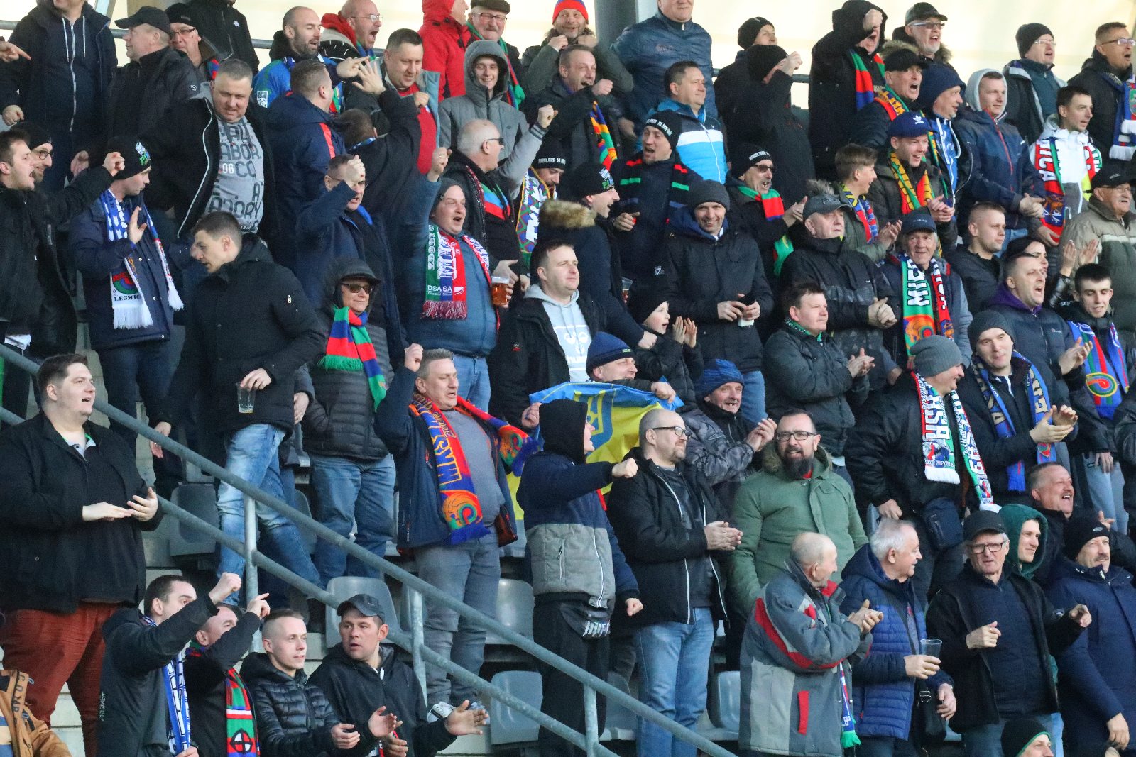 Kibice na stadionie Miedzi podczas meczu ze Stomilem Olsztyn