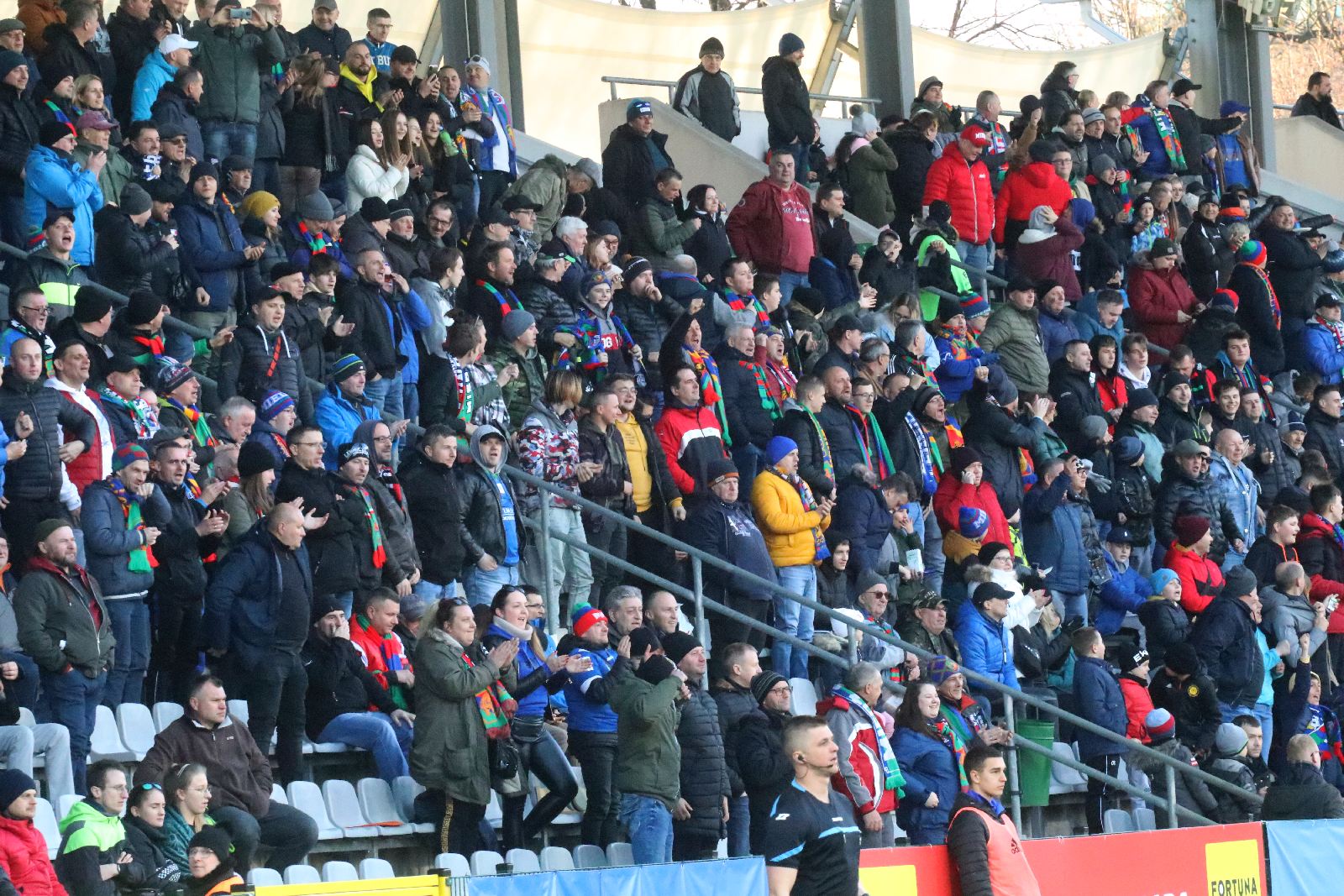 Kibice na stadionie Miedzi podczas meczu ze Stomilem Olsztyn