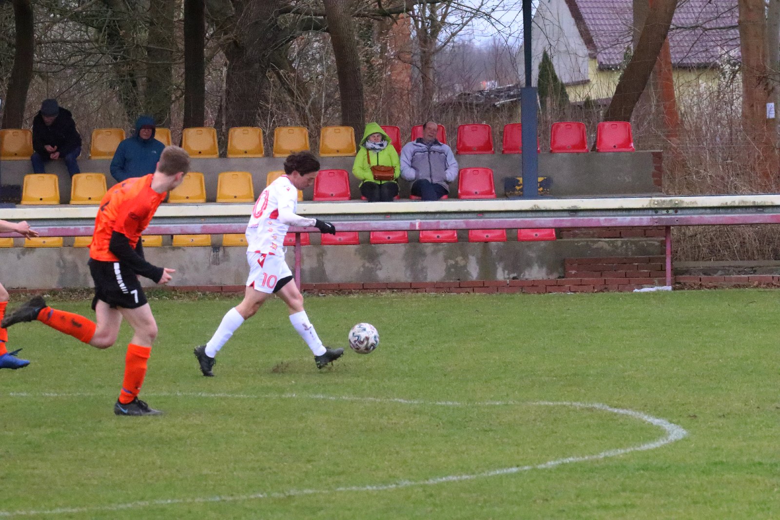 Lider nadal wygrywa. Iskra Kochlice pokonała Górnika Lubin