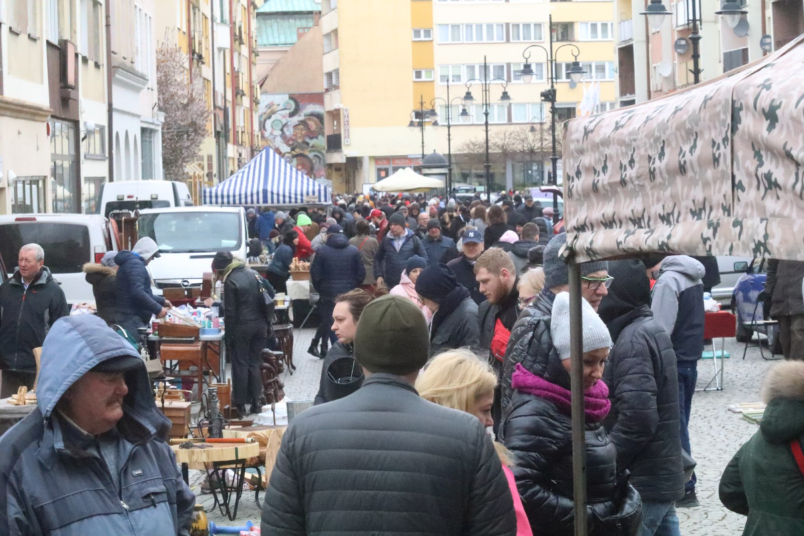 Jarmark staroci w legnickim rynku już po raz czwarty w tym roku
