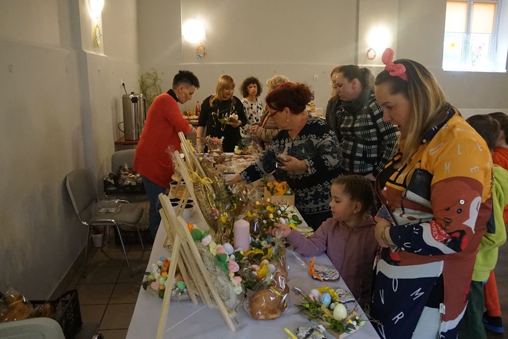 Wspólne malowanie jaj w Pątnowie w gminie Kunice