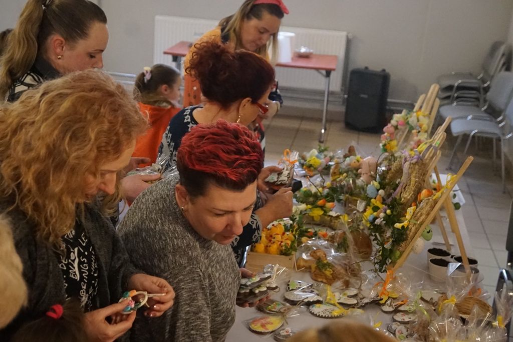 Wspólne malowanie jaj w Pątnowie w gminie Kunice