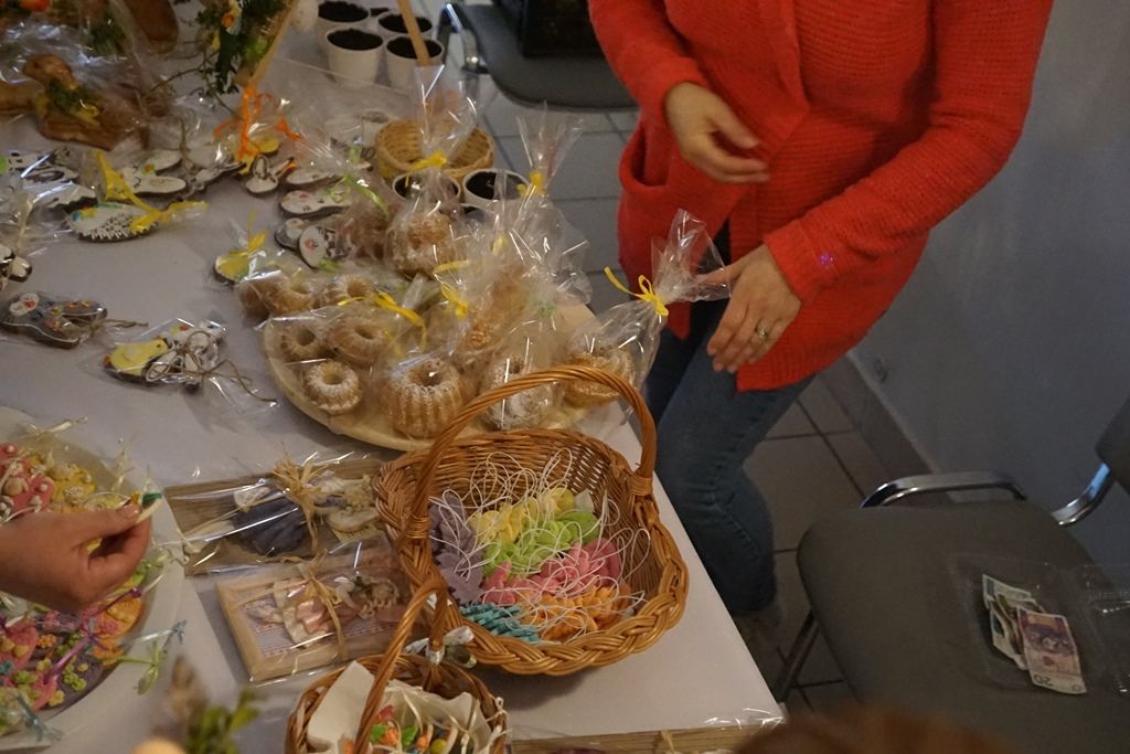 Wspólne malowanie jaj w Pątnowie w gminie Kunice