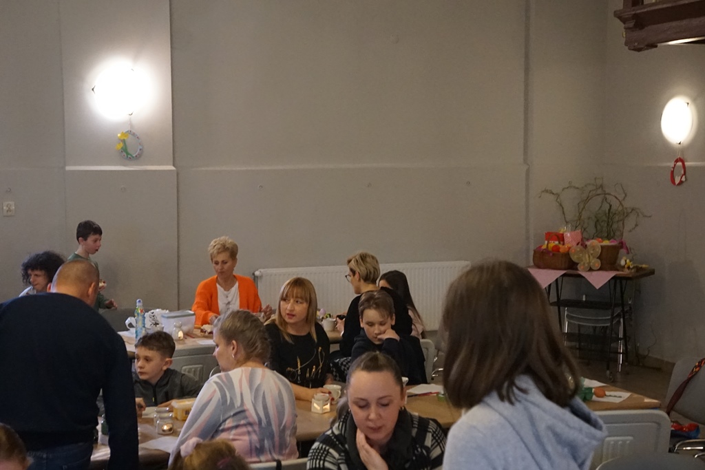 Wspólne malowanie jaj w Pątnowie w gminie Kunice