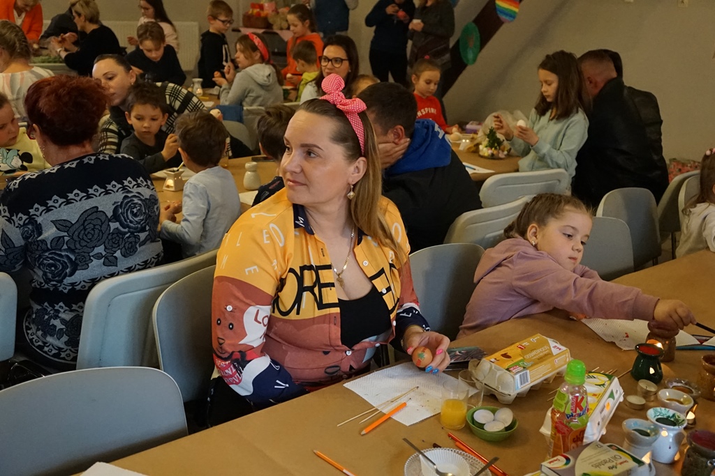 Wspólne malowanie jaj w Pątnowie w gminie Kunice