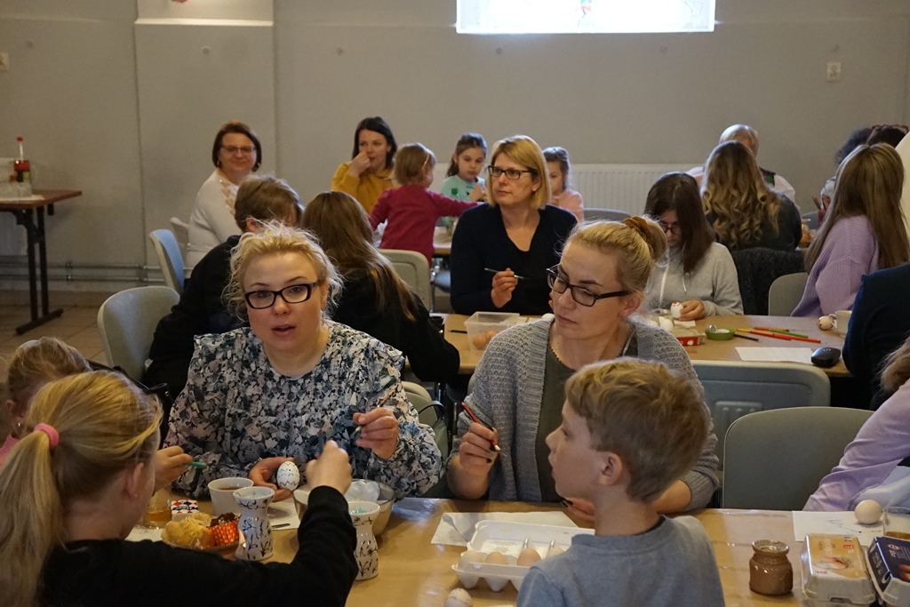 Wspólne malowanie jaj w Pątnowie w gminie Kunice