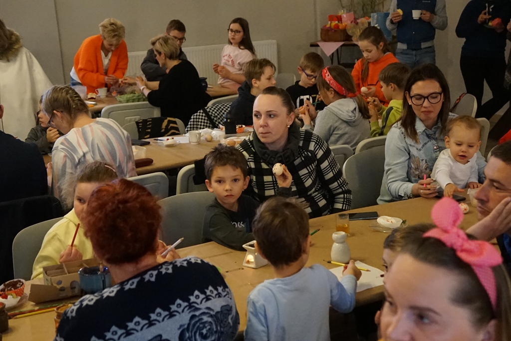 Wspólne malowanie jaj w Pątnowie w gminie Kunice