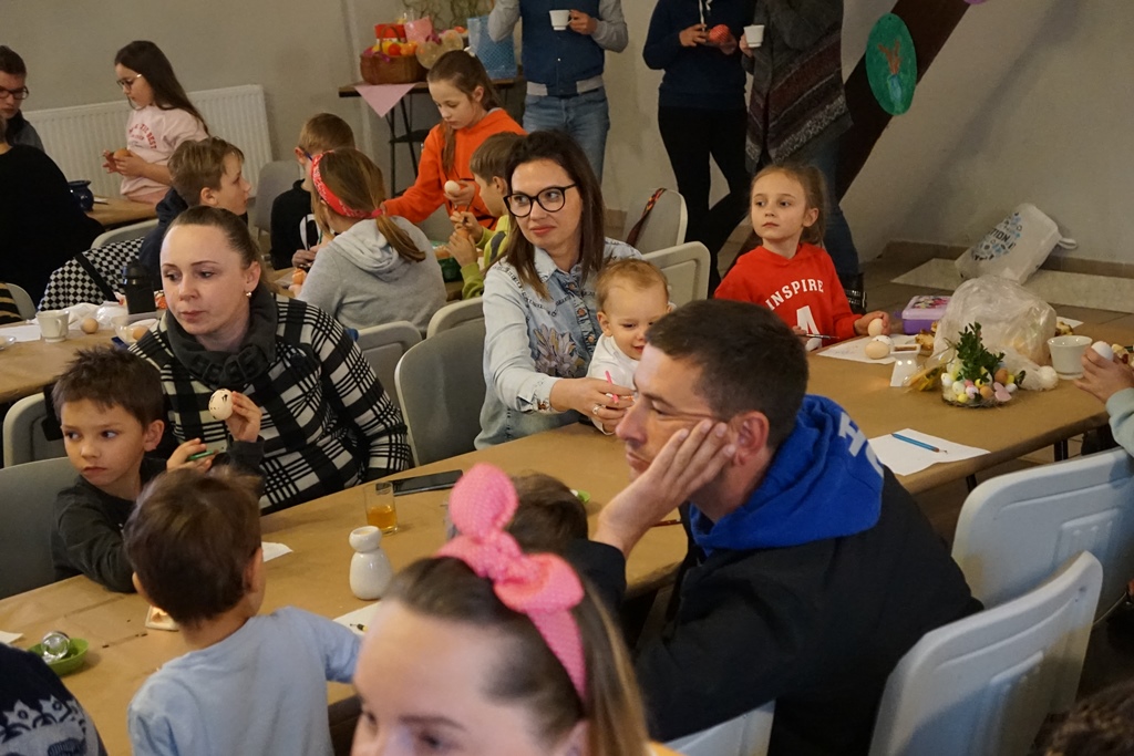 Wspólne malowanie jaj w Pątnowie w gminie Kunice