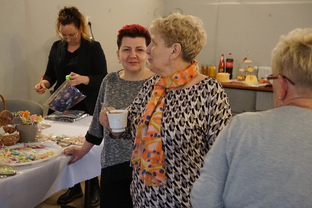 Wspólne malowanie jaj w Pątnowie w gminie Kunice