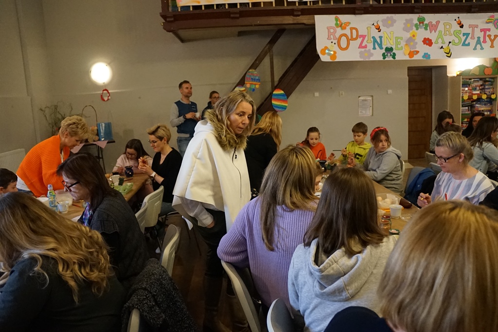 Wspólne malowanie jaj w Pątnowie w gminie Kunice