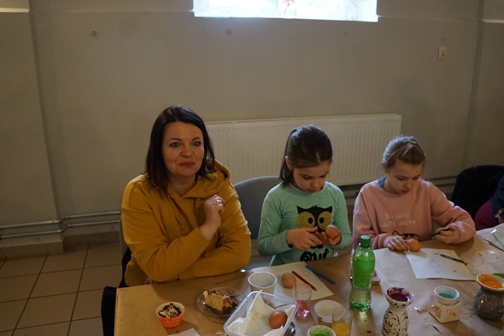 Wspólne malowanie jaj w Pątnowie w gminie Kunice