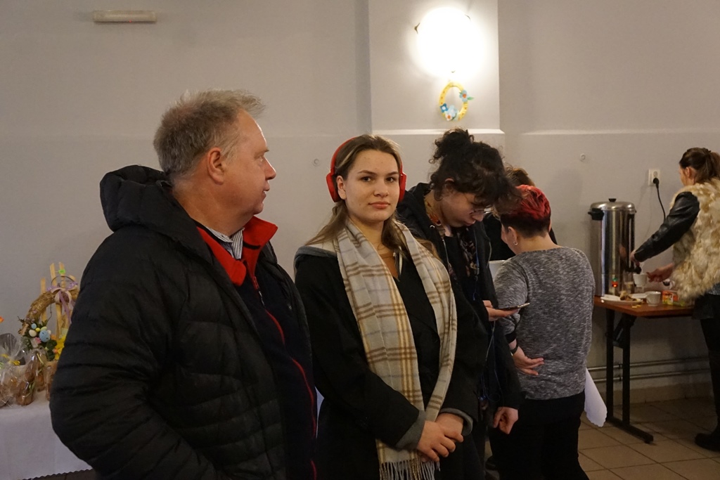 Wspólne malowanie jaj w Pątnowie w gminie Kunice