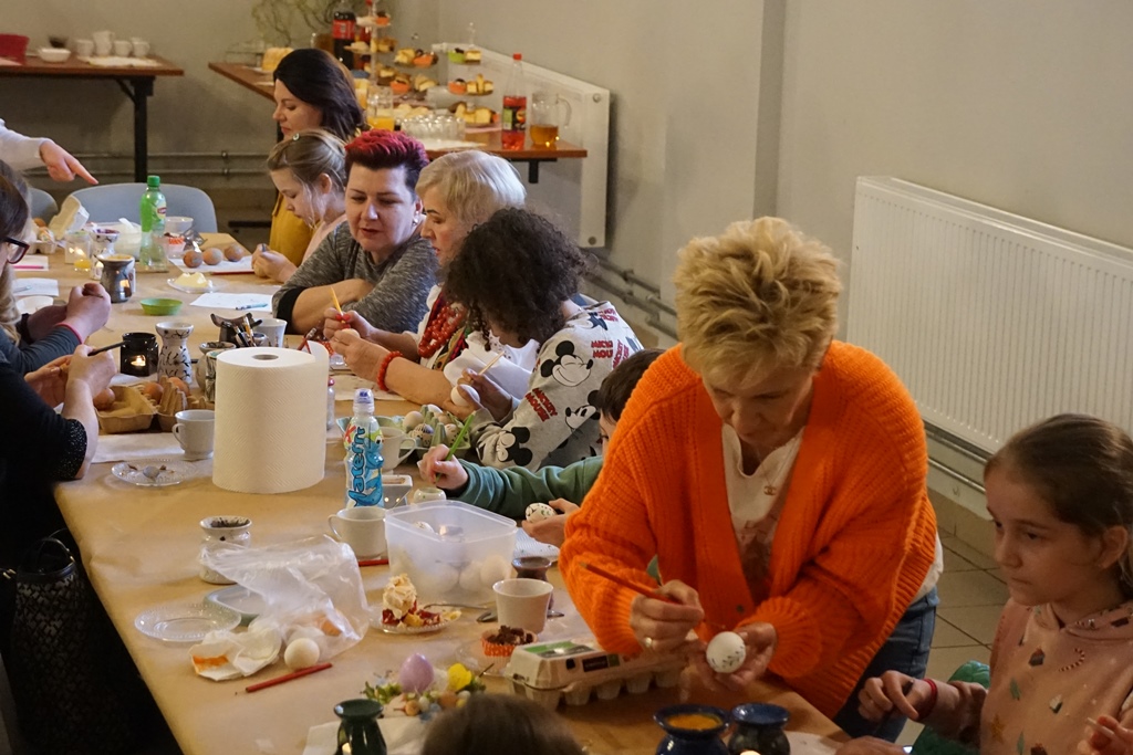 Wspólne malowanie jaj w Pątnowie w gminie Kunice