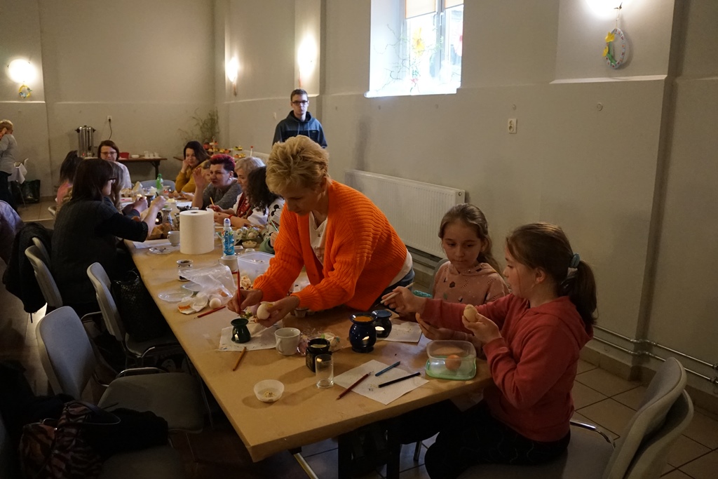 Wspólne malowanie jaj w Pątnowie w gminie Kunice