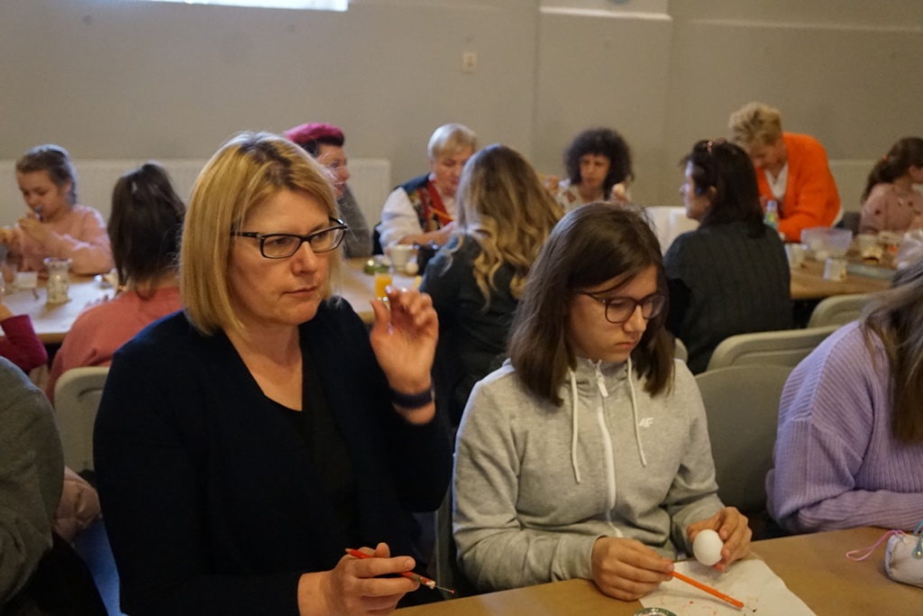 Wspólne malowanie jaj w Pątnowie w gminie Kunice
