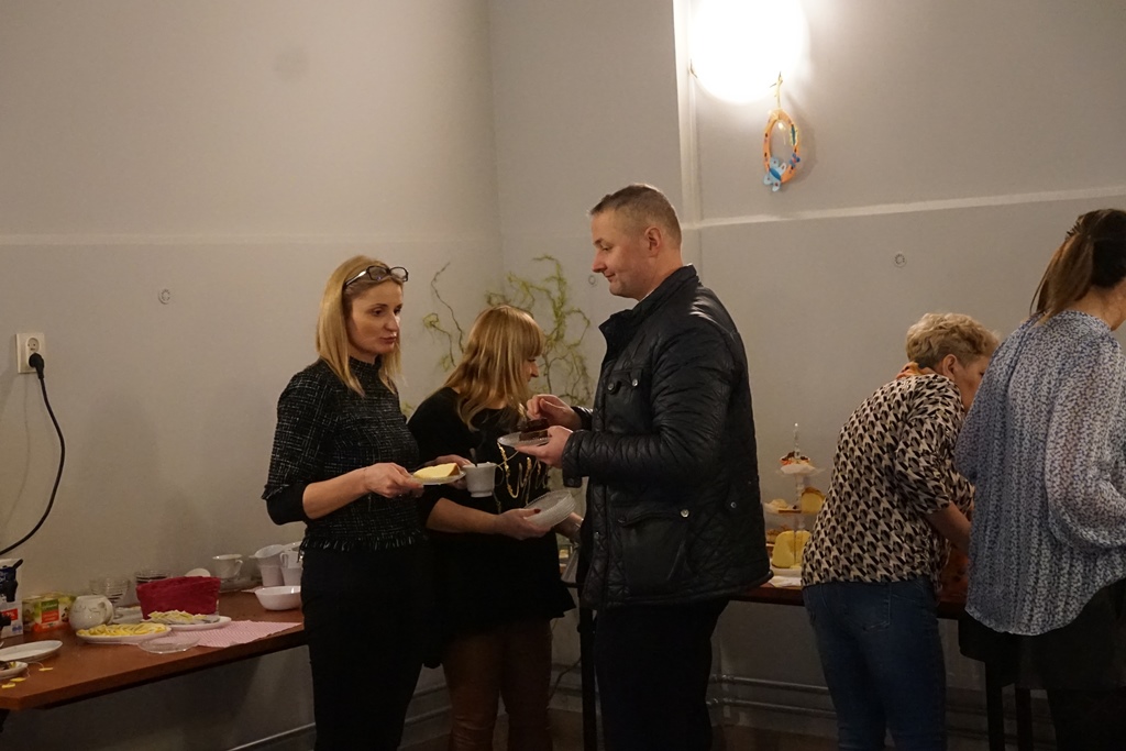 Wspólne malowanie jaj w Pątnowie w gminie Kunice