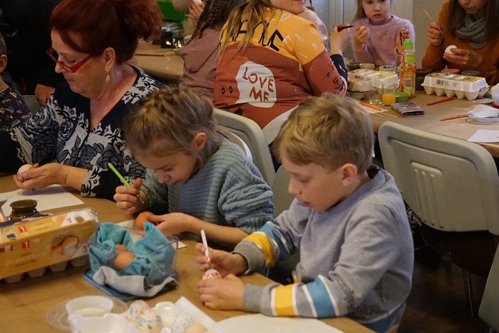 Wspólne malowanie jaj w Pątnowie w gminie Kunice