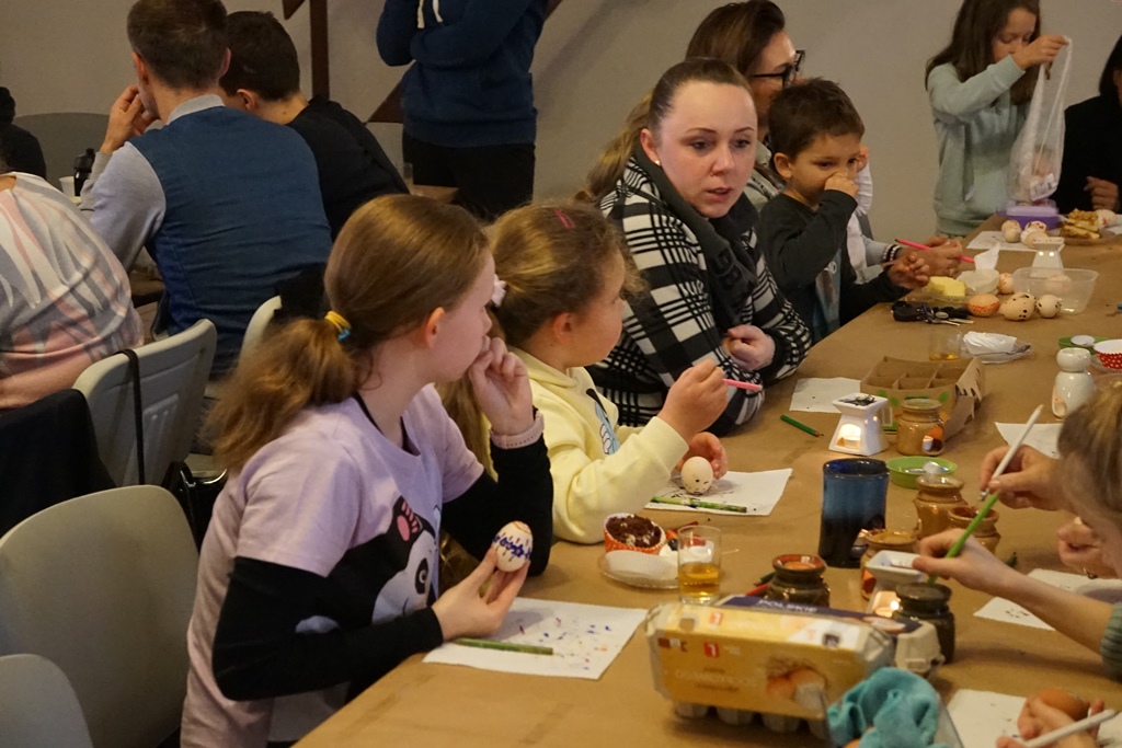 Wspólne malowanie jaj w Pątnowie w gminie Kunice