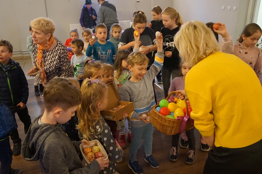 Wspólne malowanie jaj w Pątnowie w gminie Kunice