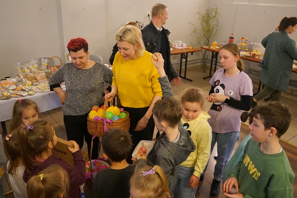 Wspólne malowanie jaj w Pątnowie w gminie Kunice
