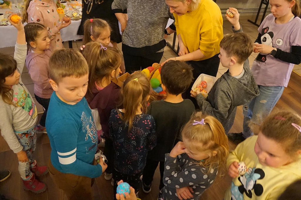 Wspólne malowanie jaj w Pątnowie w gminie Kunice