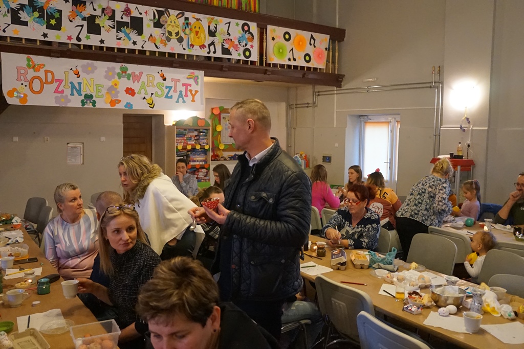 Wspólne malowanie jaj w Pątnowie w gminie Kunice