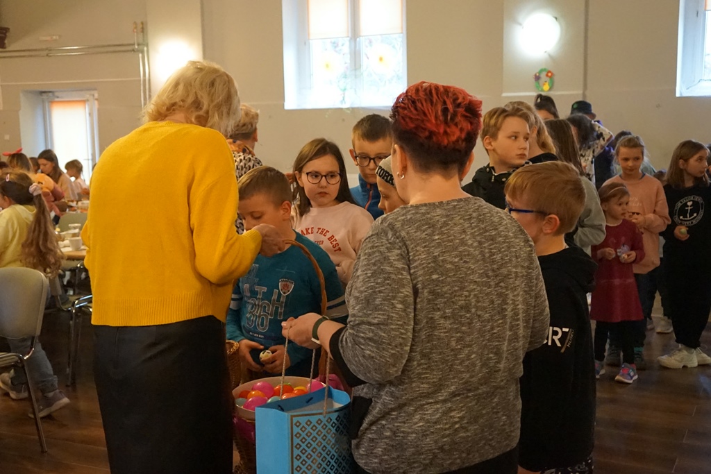 Wspólne malowanie jaj w Pątnowie w gminie Kunice