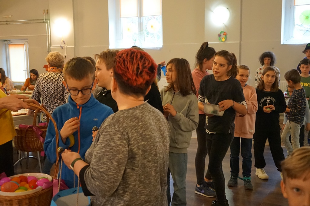 Wspólne malowanie jaj w Pątnowie w gminie Kunice