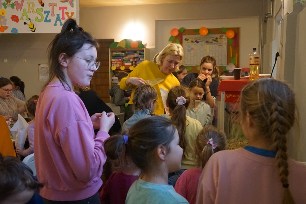 Wspólne malowanie jaj w Pątnowie w gminie Kunice