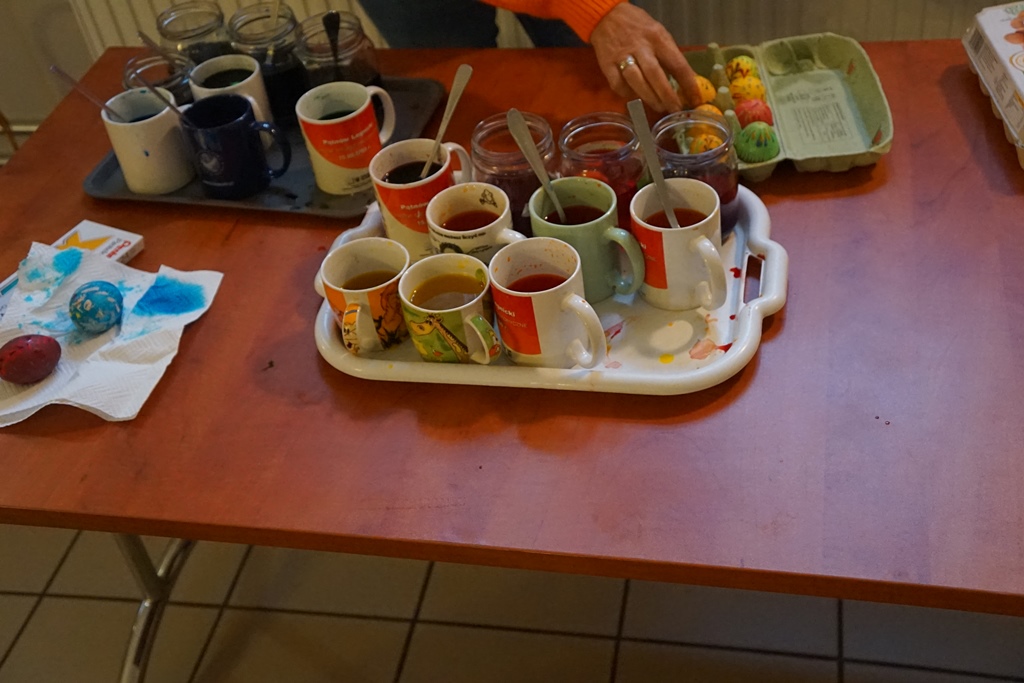Wspólne malowanie jaj w Pątnowie w gminie Kunice