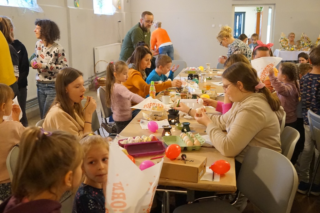 Wspólne malowanie jaj w Pątnowie w gminie Kunice