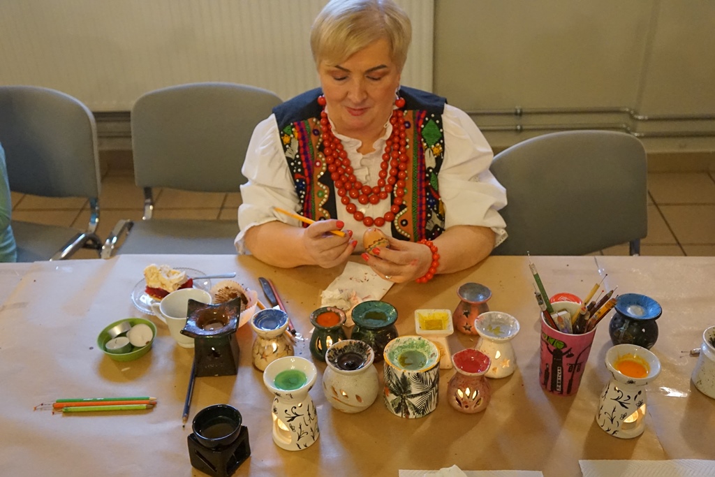 Wspólne malowanie jaj w Pątnowie w gminie Kunice