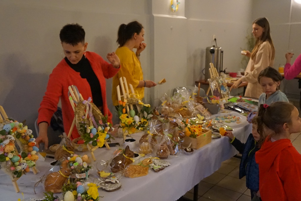 Wspólne malowanie jaj w Pątnowie w gminie Kunice