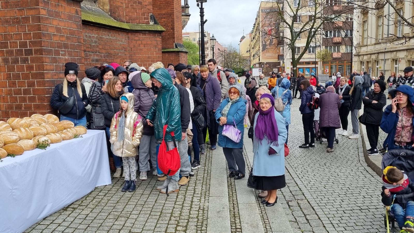 Tradycyjnie w Wielki Piątek jałmużniczy chleb, śledź i grosz
