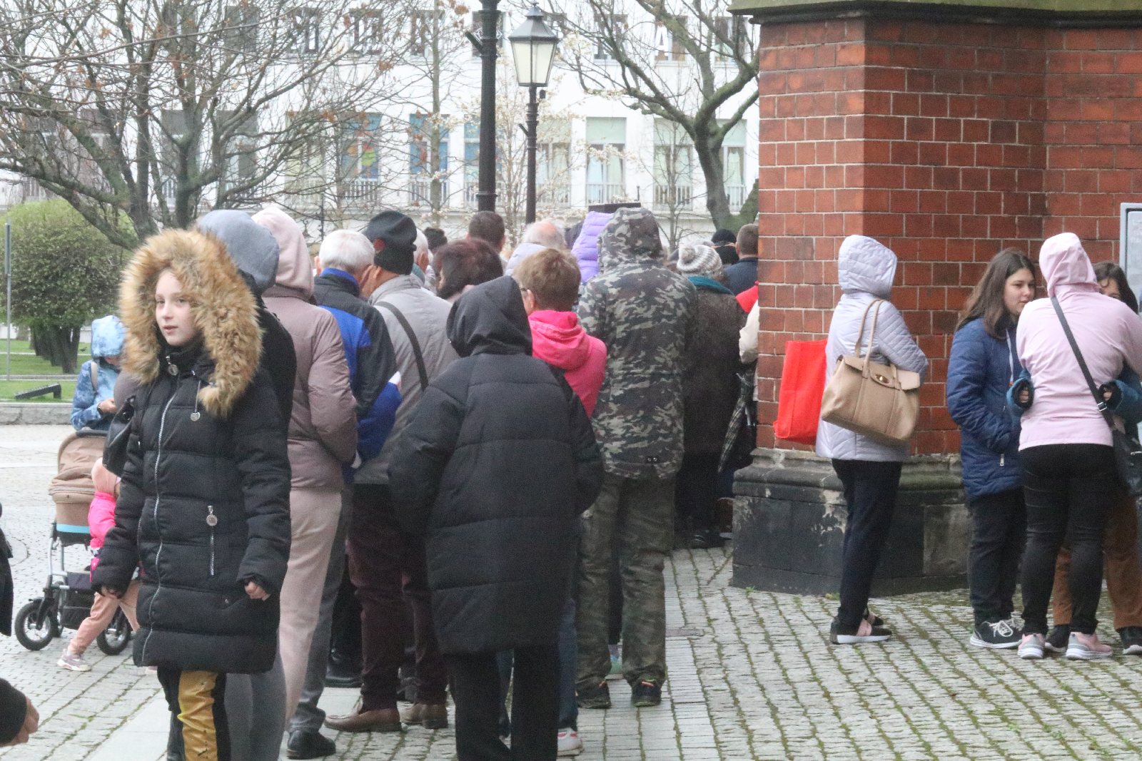 Tradycyjnie w Wielki Piątek jałmużniczy chleb, śledź i grosz