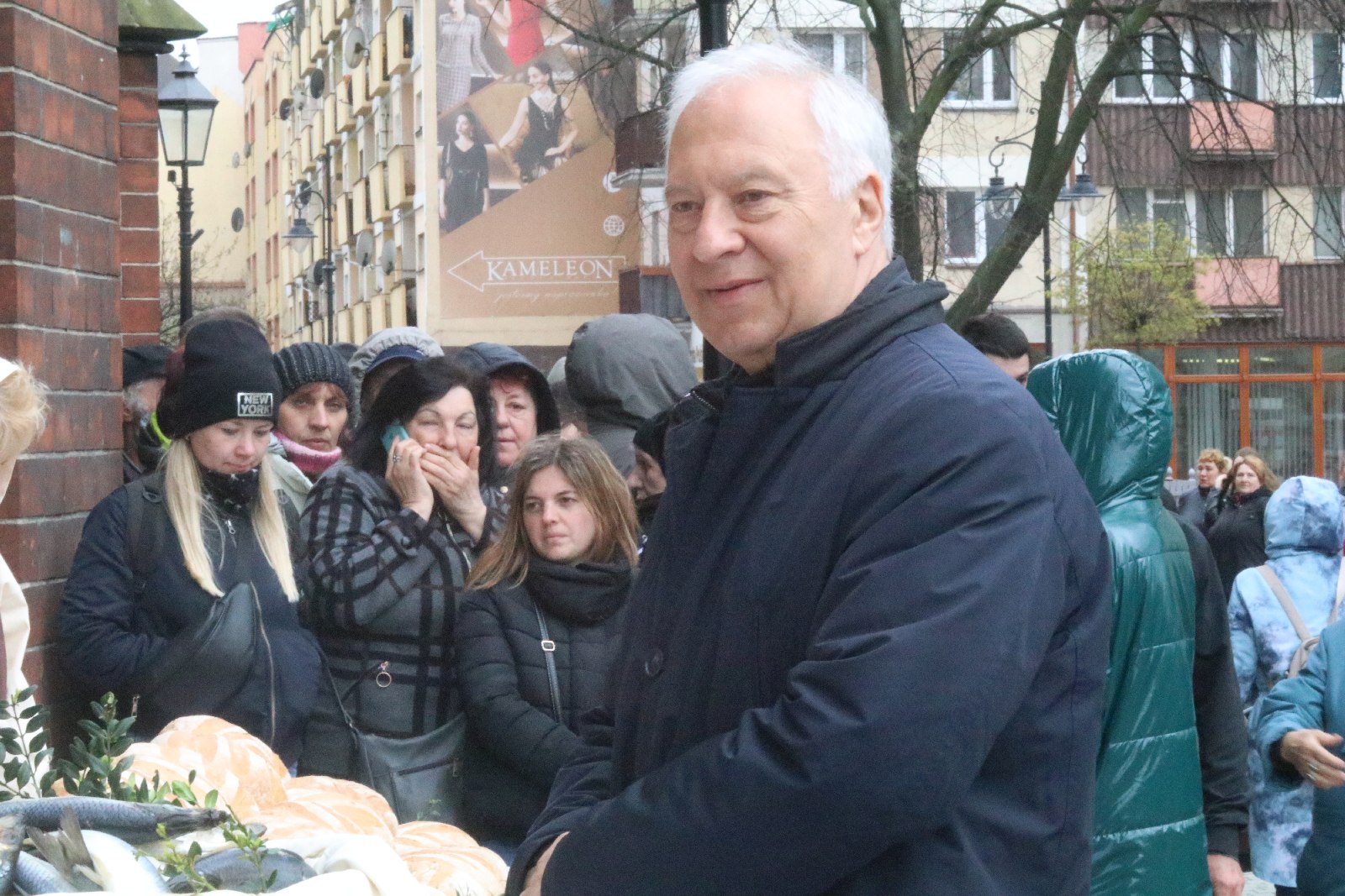 Tradycyjnie w Wielki Piątek jałmużniczy chleb, śledź i grosz
