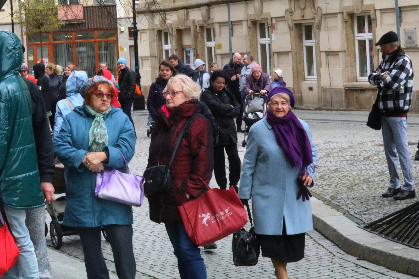 Tradycyjnie w Wielki Piątek jałmużniczy chleb, śledź i grosz