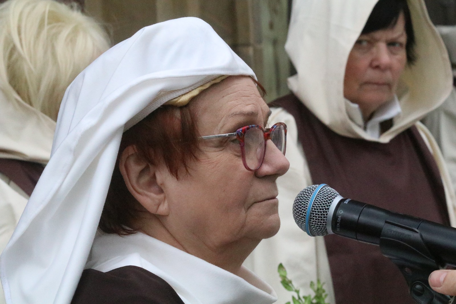 Tradycyjnie w Wielki Piątek jałmużniczy chleb, śledź i grosz