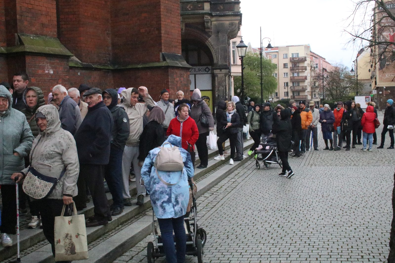 Tradycyjnie w Wielki Piątek jałmużniczy chleb, śledź i grosz