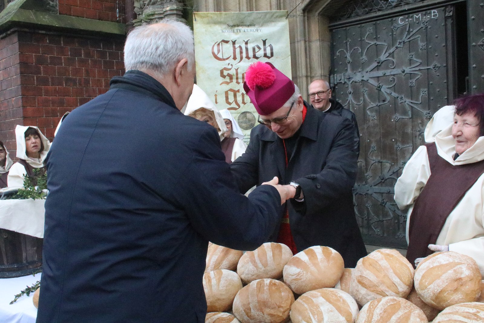 Tradycyjnie w Wielki Piątek jałmużniczy chleb, śledź i grosz