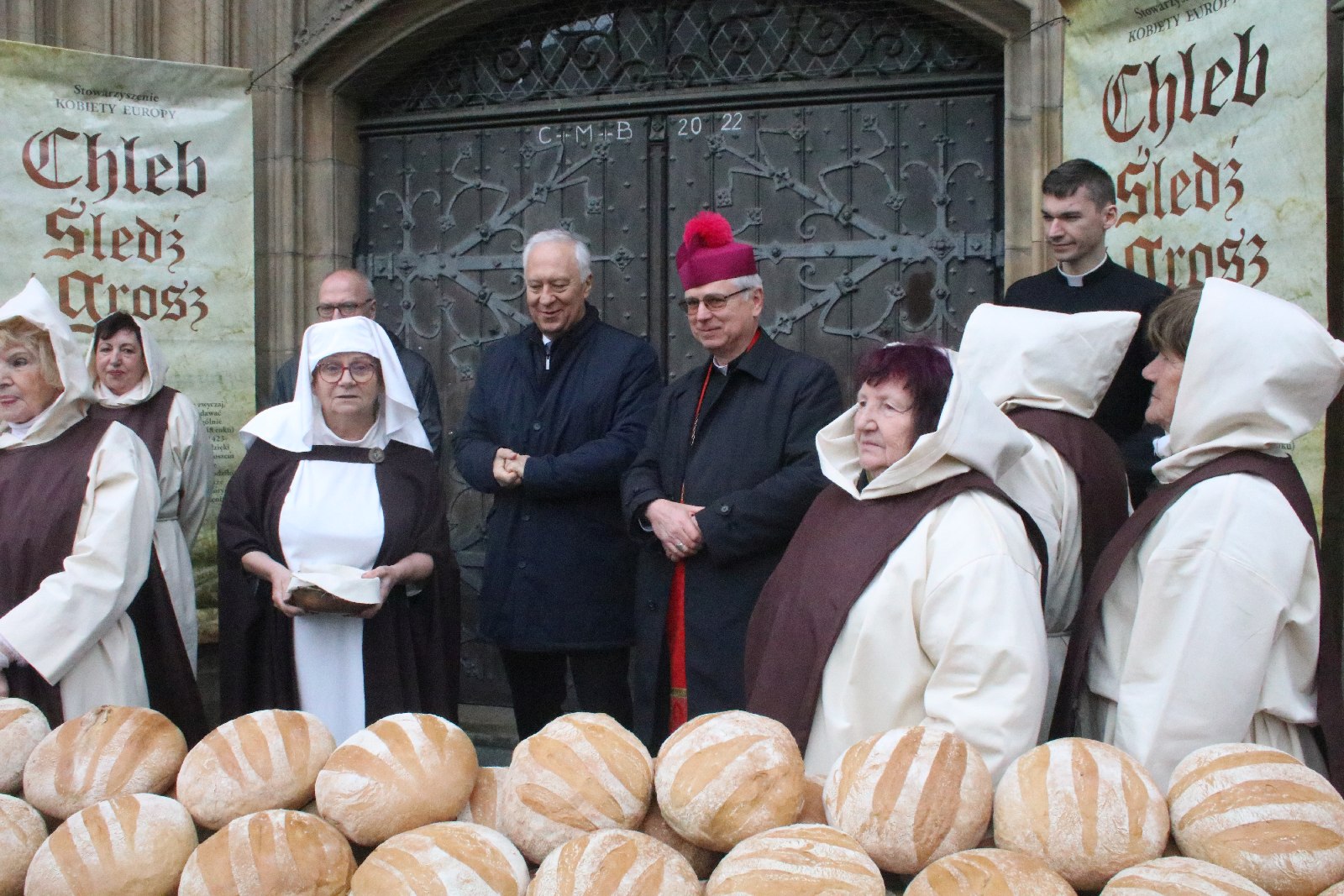 Tradycyjnie w Wielki Piątek jałmużniczy chleb, śledź i grosz